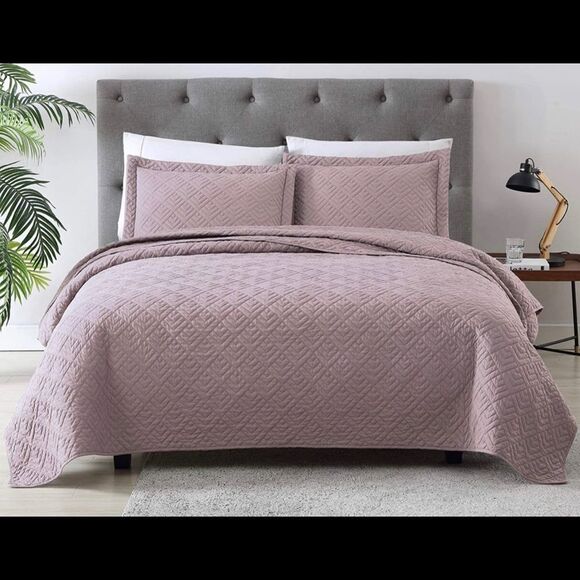 95” X 104” King Size Quilt with shams blush in color.NWOT